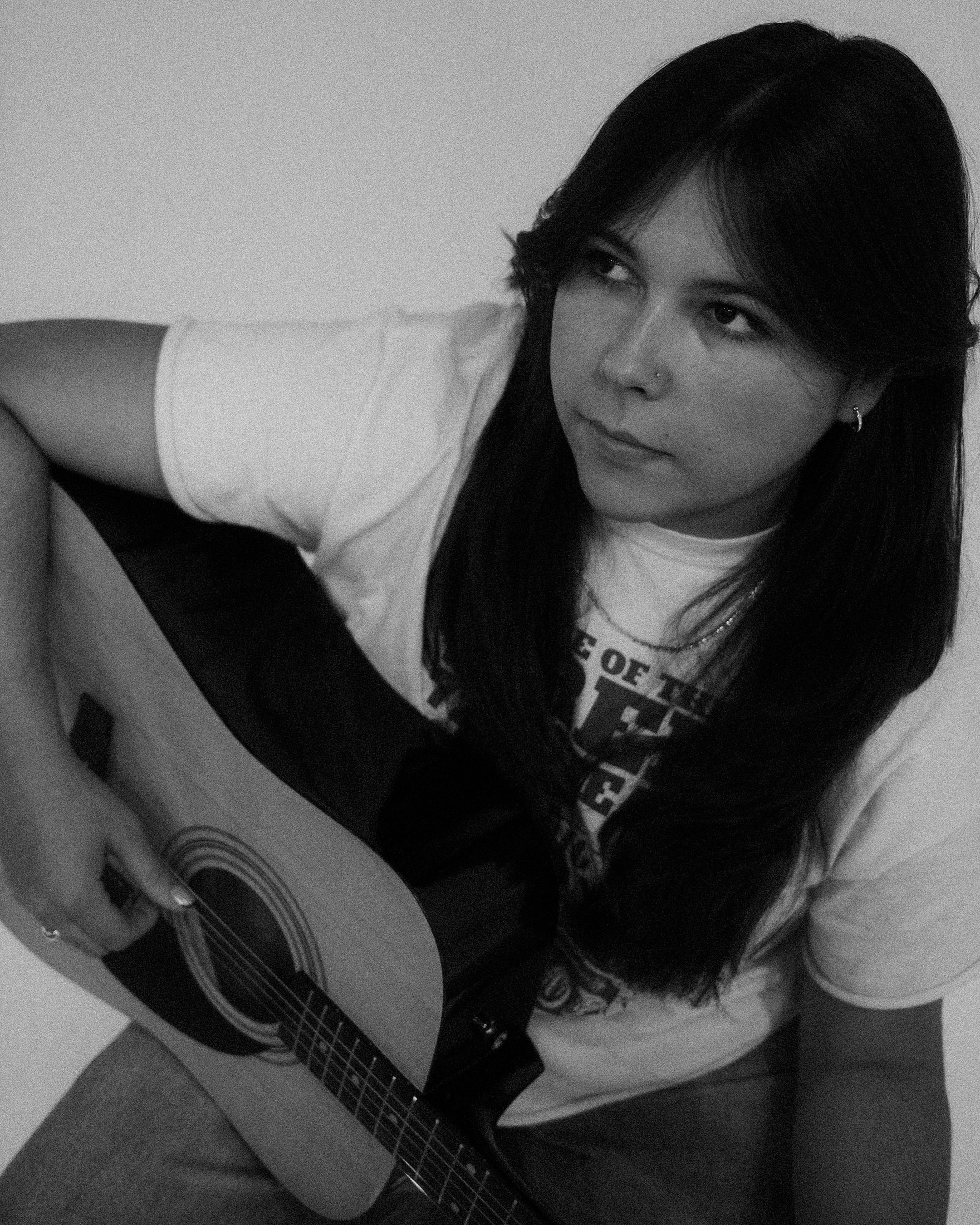 Gigi Perez photographed with a guitar, photo by press